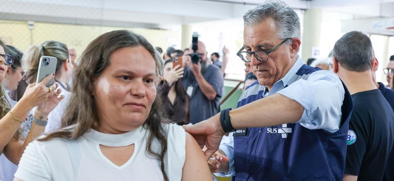 Vacina 100% Brasileira Contra Dengue Inicia Aplicação em Botucatu (SP) Vacina 100% Brasileira Contra Dengue Inicia Aplicação em Botucatu (SP)