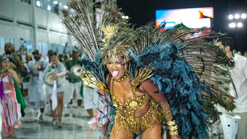 IZA Brilha como Rainha de Bateria na Imperatriz Leopoldinense IZA Brilha como Rainha de Bateria na Imperatriz Leopoldinense