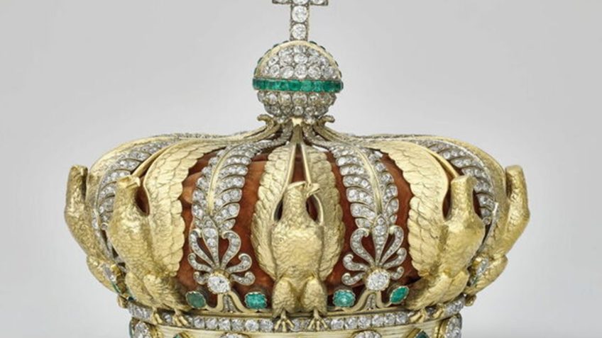 Restauração da Coroa da Imperatriz Eugênia Após Roubo no Louvre Restauração da Coroa da Imperatriz Eugênia Após Roubo no Louvre