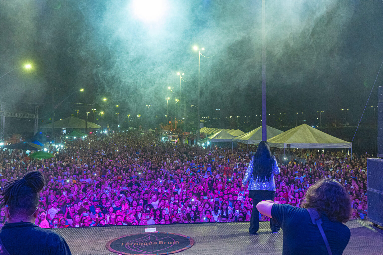 Celebrando a Força Feminina: Show de Fernanda Brum Inspira Multidão em Parauapebas