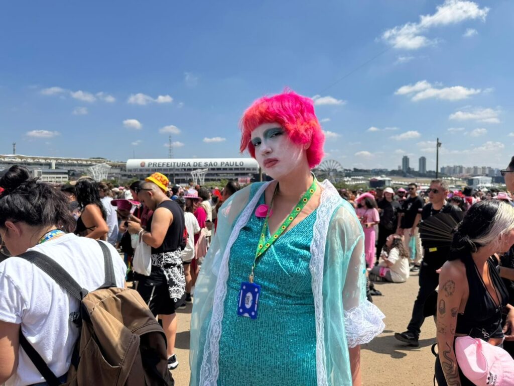 Lollapalooza 2026: Fãs Celebram Cultura Drag em Frente ao Festival em São Paulo