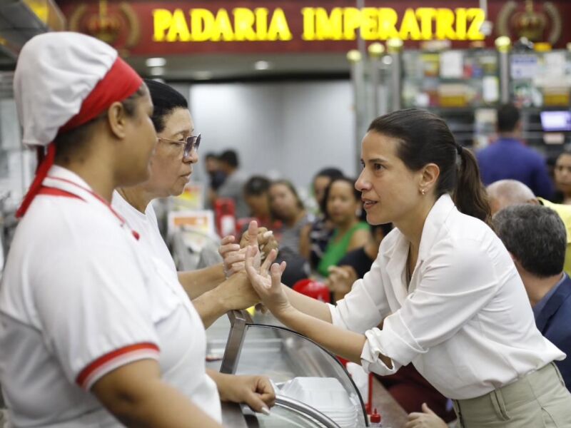 Raquel Lyra Saboreia Bolo de Bacia em Visita à Padaria Imperatriz Raquel Lyra Saboreia Bolo de Bacia em Visita à Padaria Imperatriz