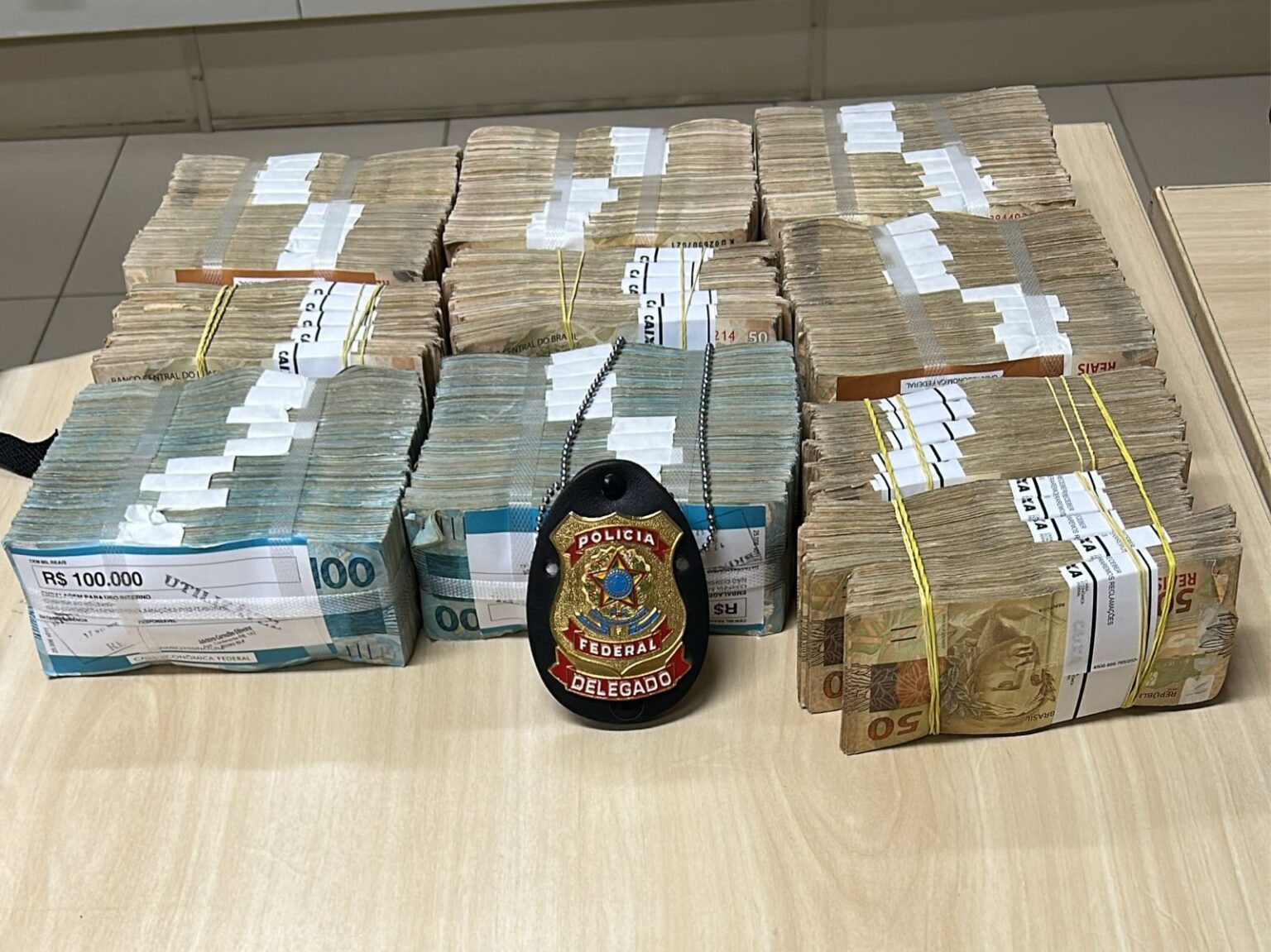 Polícia Federal Apreende R$ 500 Mil em Operação Contra Fraudes na Educação Polícia Federal Apreende R$ 500 Mil em Operação Contra Fraudes na Educação