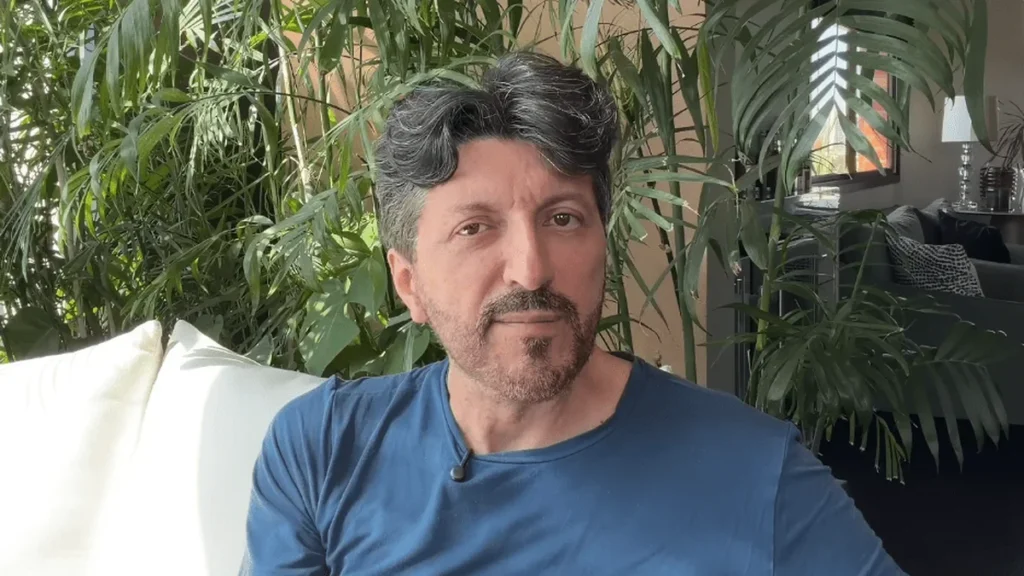Lito Sousa enfrenta doença rara que afeta movimentos e cognição Lito Sousa enfrenta doença rara que afeta movimentos e cognição