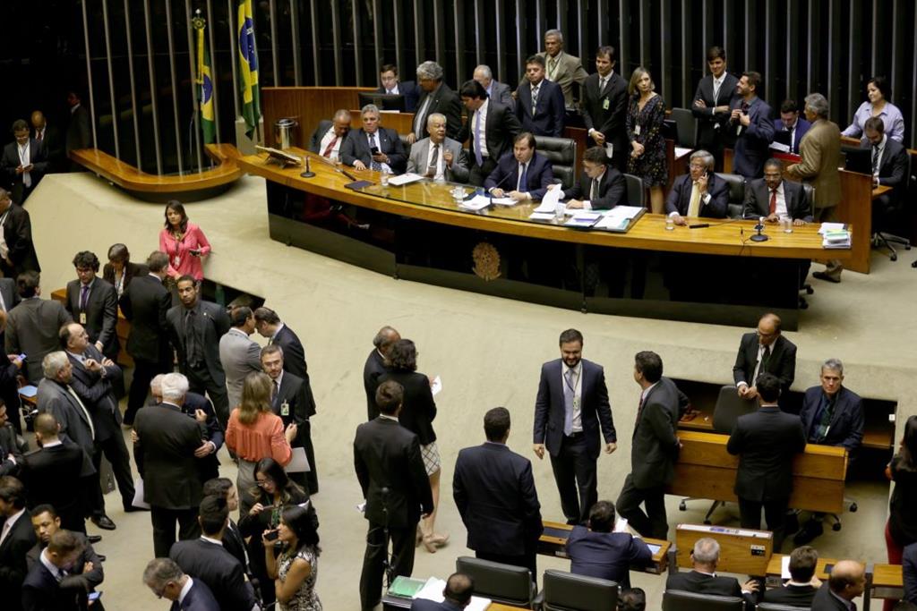Mudanças na Câmara Federal: Pesquisa Revela Tendências em Cuiabá Imagem do artigo