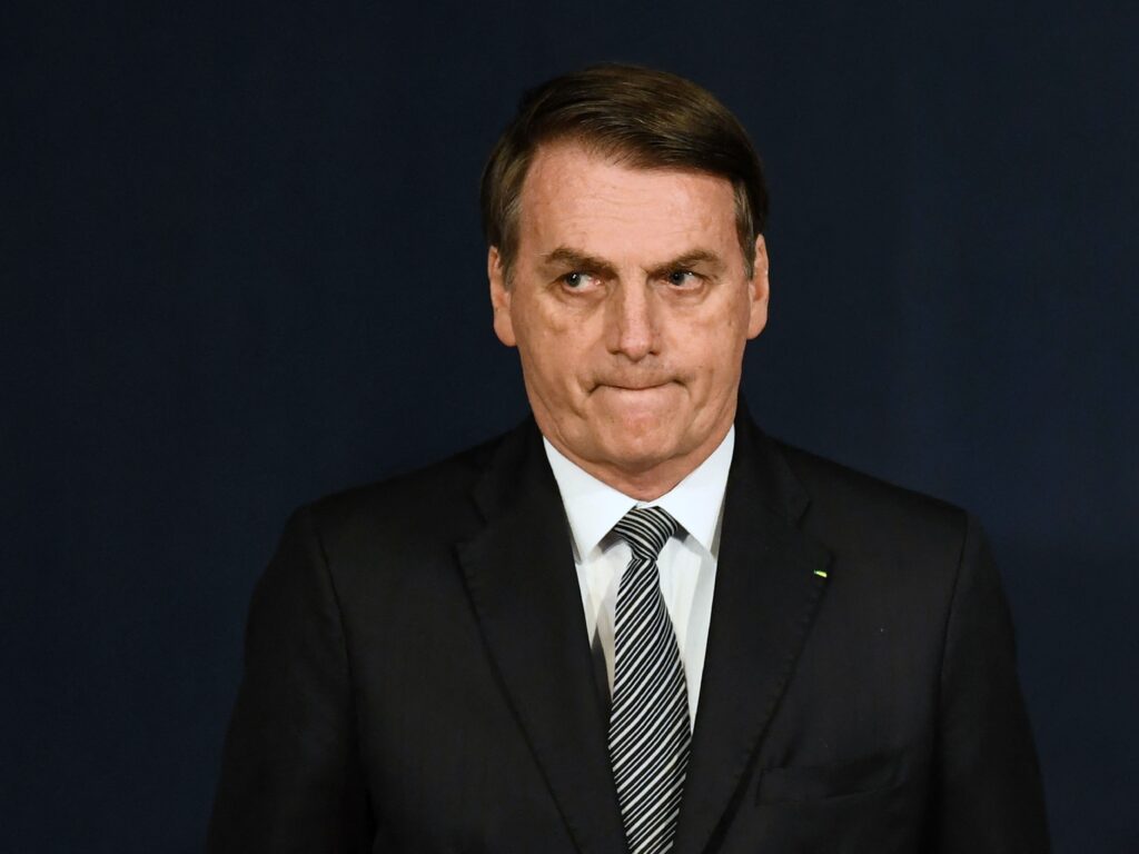 A Saúde de Jair Bolsonaro: Um Histórico de Intervenções e Desafios A Saúde de Jair Bolsonaro: Um Histórico de Intervenções e Desafios