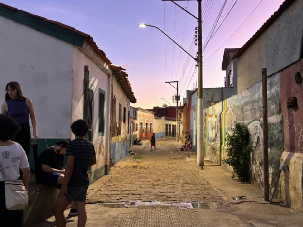 Quatro Anos Fora das Ruas: A Luta de ‘Pingo’ e a Perspectiva Psicanalítica sobre a Violência no Beco do Candeeiro Quatro Anos Fora das Ruas: A Luta de 'Pingo' e a Perspectiva Psicanalítica sobre a Violência no Beco