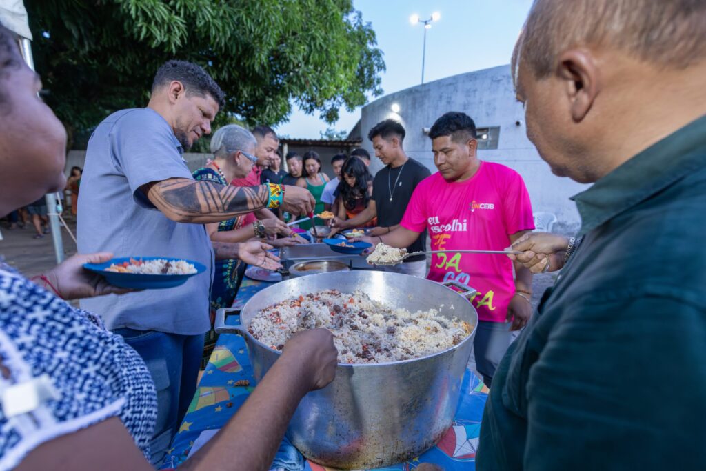 Apoio Humanitário: Indígenas Recebem Refeições em Cuiabá durante Estudos Apoio Humanitário: Indígenas Recebem Refeições em Cuiabá durante Estudos
