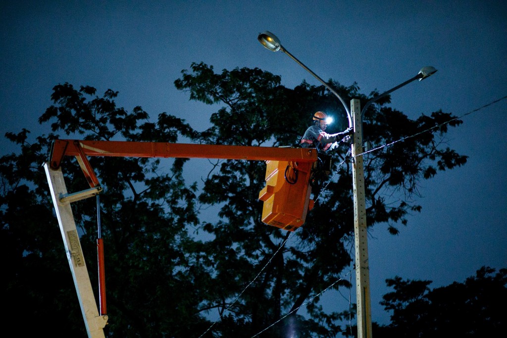 Limpurb Intensifica Instalação de Lâmpadas de LED no Pedra 90 e Garante Economia Significativa Limpurb Intensifica Instalação de Lâmpadas de LED no Pedra 90 e Garante Economia Significativa