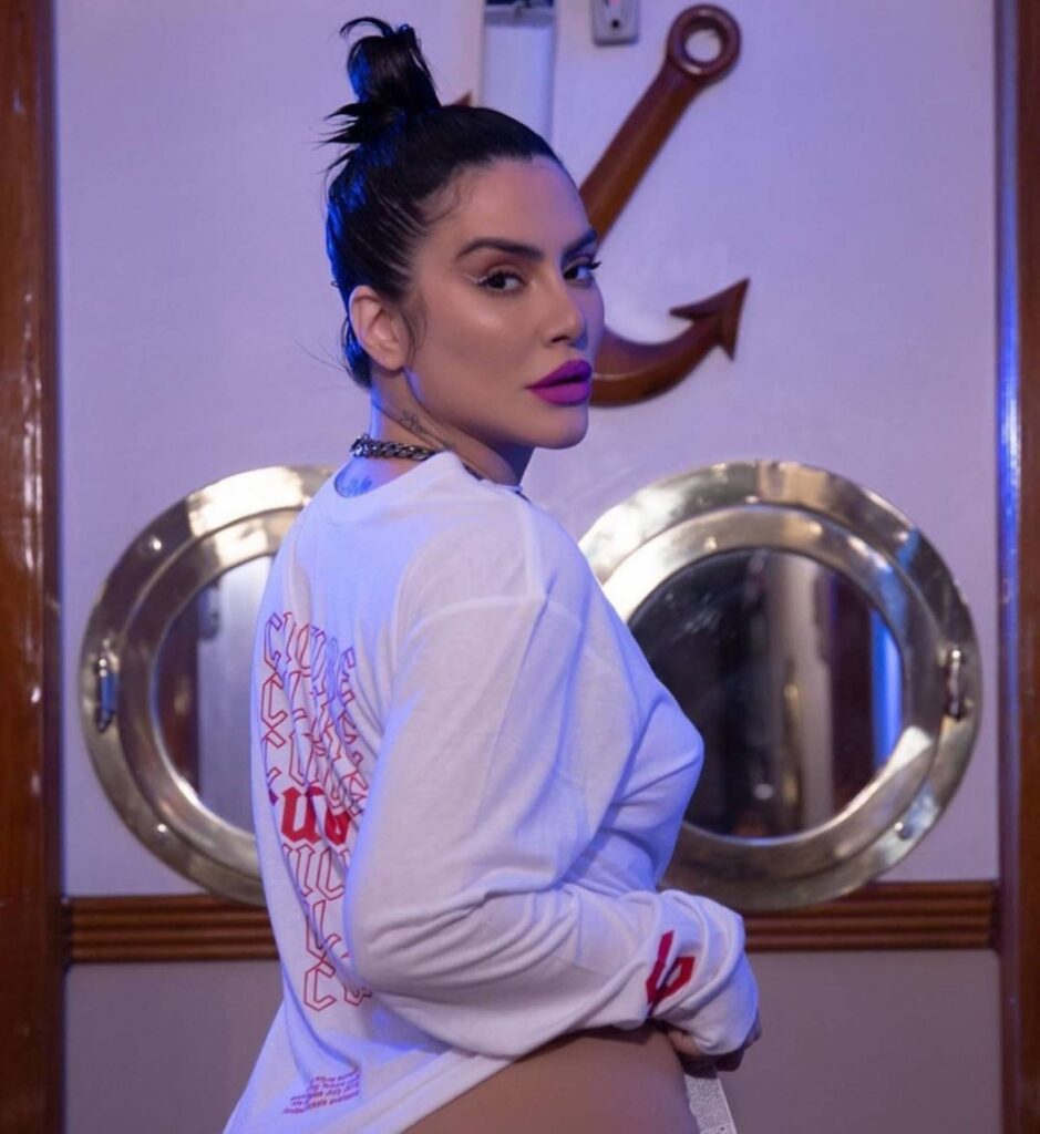 Cléo Pires Atraí Atenção com Foto de Biquíni e Gera Polêmica nas Redes Sociais