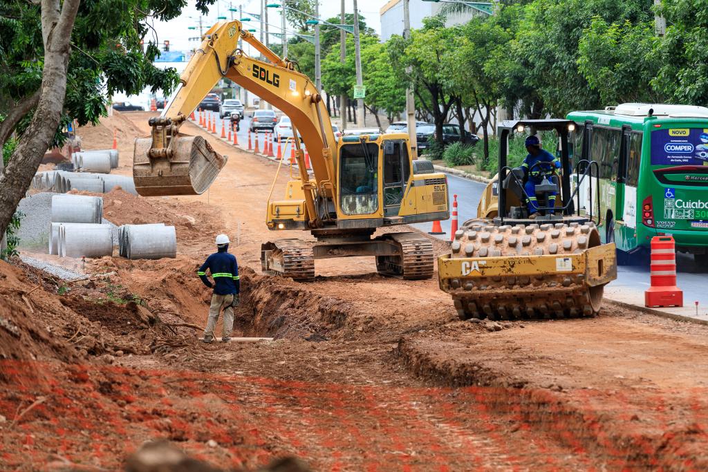 Prefeito de Cuiabá Realiza Enquete para Avaliar Redução de Expediente Durante Obras do BRT Prefeito de Cuiabá Realiza Enquete para Avaliar Redução de Expediente Durante Obras do BRT