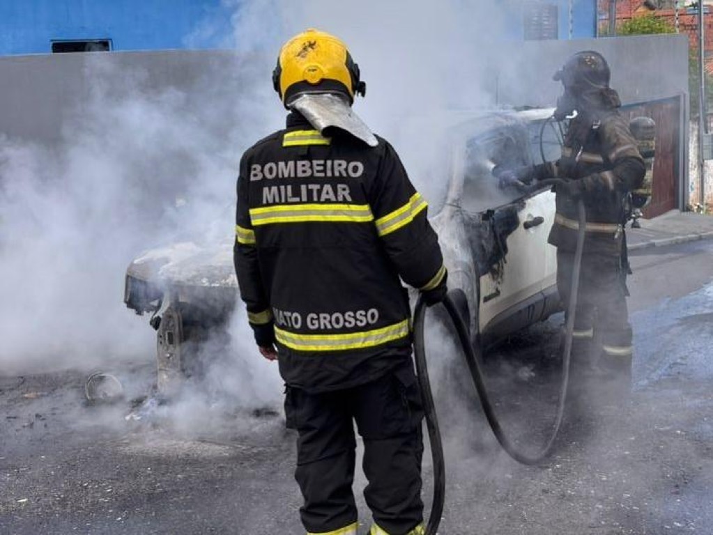 Corpo de Bombeiros Combate Incêndio em Veículo em Cuiabá Corpo de Bombeiros Combate Incêndio em Veículo em Cuiabá