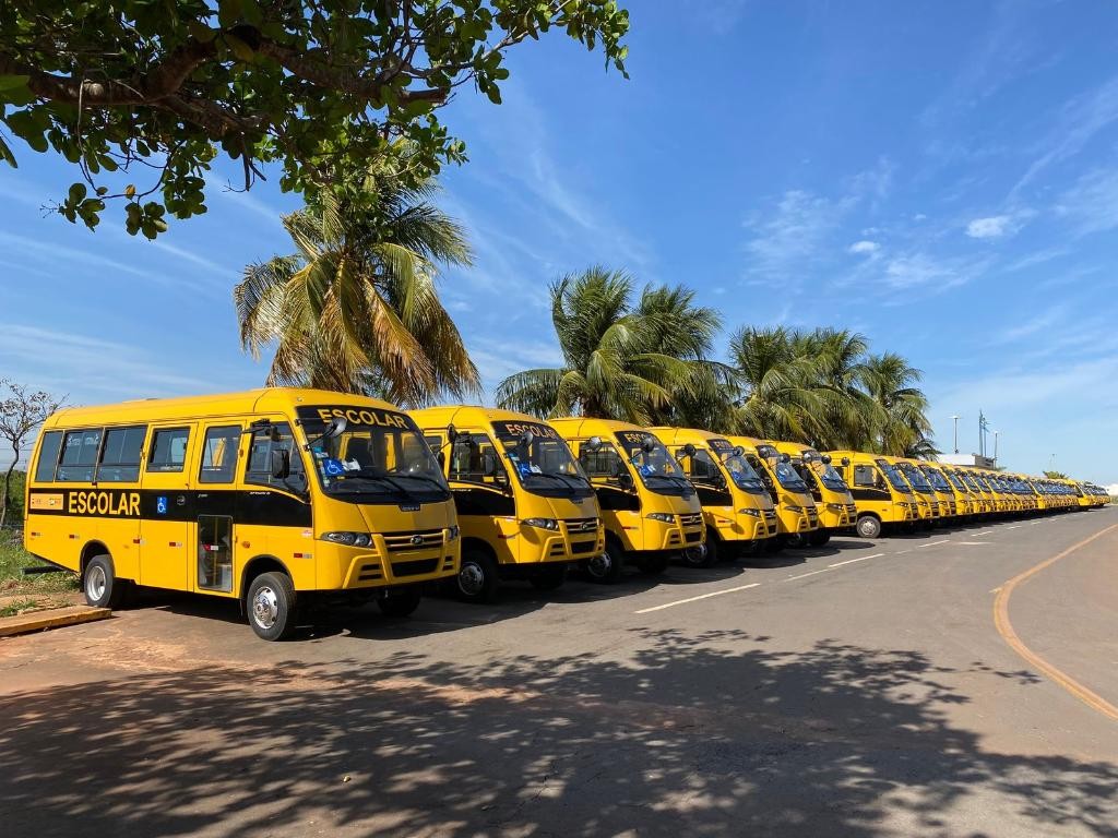Governo de MT Apresenta 300 Novos Ônibus Escolares para Estudantes Governo de MT Apresenta 300 Novos Ônibus Escolares para Estudantes