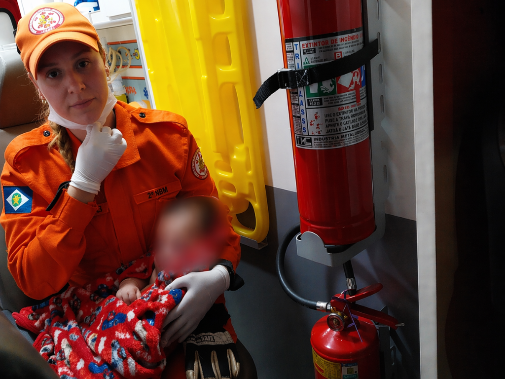 Bebê de Três Meses Recebe Atendimento do Corpo de Bombeiros Após Queda de Cadeirinha Bebê de Três Meses Recebe Atendimento do Corpo de Bombeiros Após Queda de Cadeirinha
