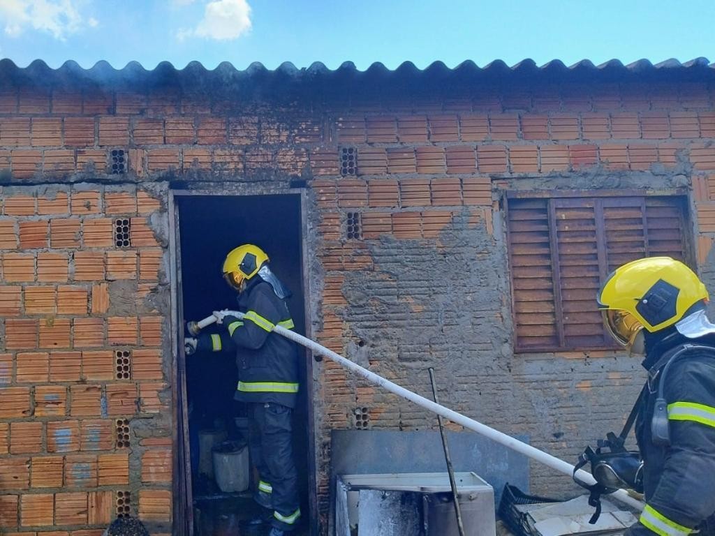 Bombeiros Controlam Incêndio em Residência em Primavera do Leste Bombeiros Controlam Incêndio em Residência em Primavera do Leste