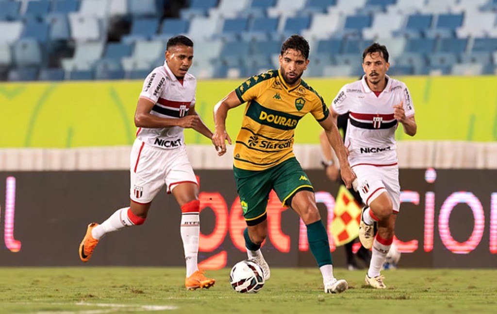 Cuiabá e Botafogo-SP Empatam em Jogo Cheio de Emoções na Arena Pantanal Cuiabá e Botafogo-SP Empatam em Jogo Cheio de Emoções na Arena Pantanal