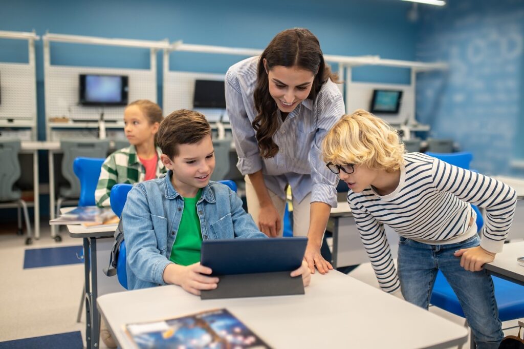 Profissões do Futuro: Tecnologia e Exatas como Base para Jovens Aprendizes Profissões do Futuro: Tecnologia e Exatas como Base para Jovens Aprendizes