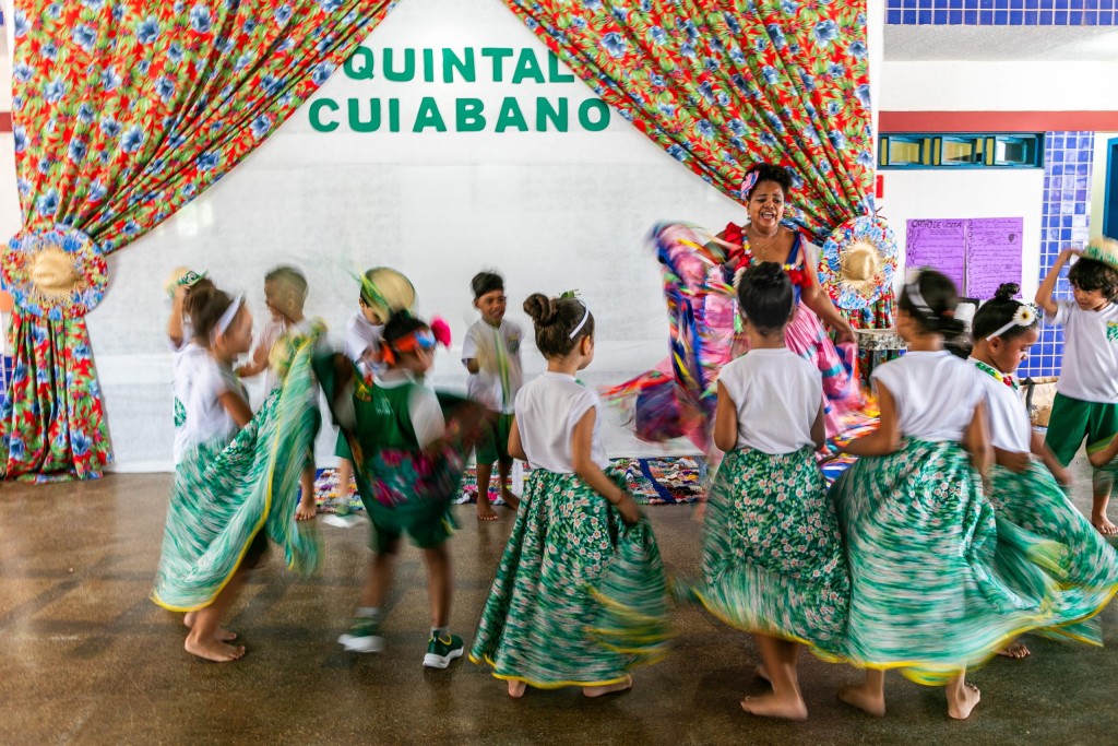 Quintal Cuiabano: Cultura e Tradição em Danças Típicas para Crianças Quintal Cuiabano: Cultura e Tradição em Danças Típicas para Crianças