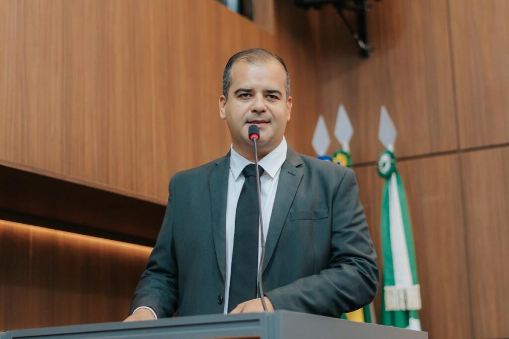 Câmara de Cuiabá Aprova Projeto que Garante Acesso a Materiais Didáticos para Pais
