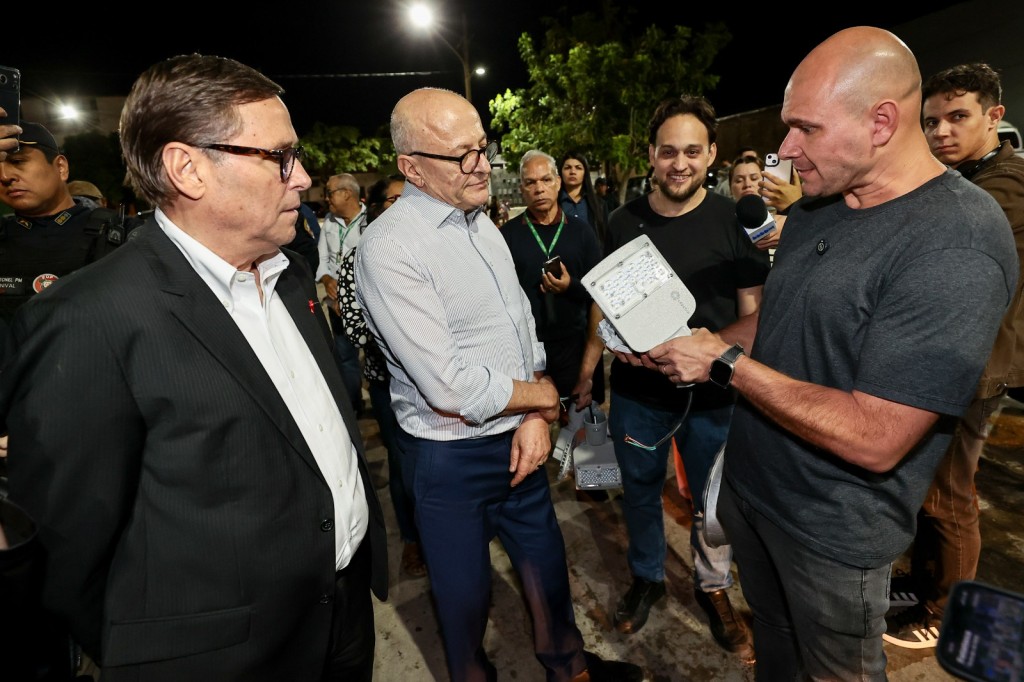 Governo de MT Entrega 4 Mil Lâmpadas de LED à Cuiabá para Melhorar Iluminação no CPA Governo de MT Entrega 4 Mil Lâmpadas de LED à Cuiabá para Melhorar Iluminação no CPA