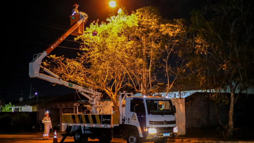 Cuiabá troca 681 luminárias e economiza R$ 294 mil por ano em Santa Terezinha Cuiabá troca 681 luminárias e economiza R$ 294 mil por ano em Santa Terezinha