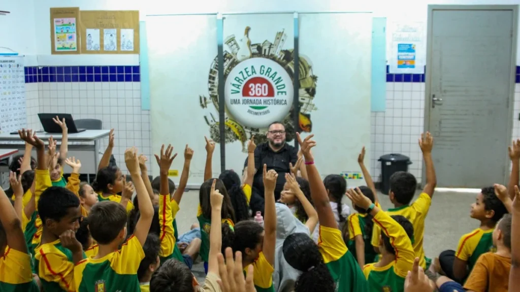 Cinema imersivo aproxima alunos de Várzea Grande da história local Cinema imersivo aproxima alunos de Várzea Grande da história local