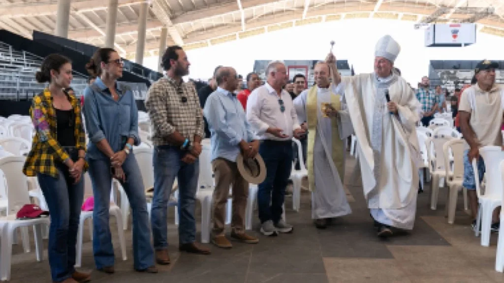 Missa Campal Reúne Caminhoneiros em Celebração de Fé no Mato Grosso AgroFestival Missa Campal Reúne Caminhoneiros em Celebração de Fé no Mato Grosso AgroFestival