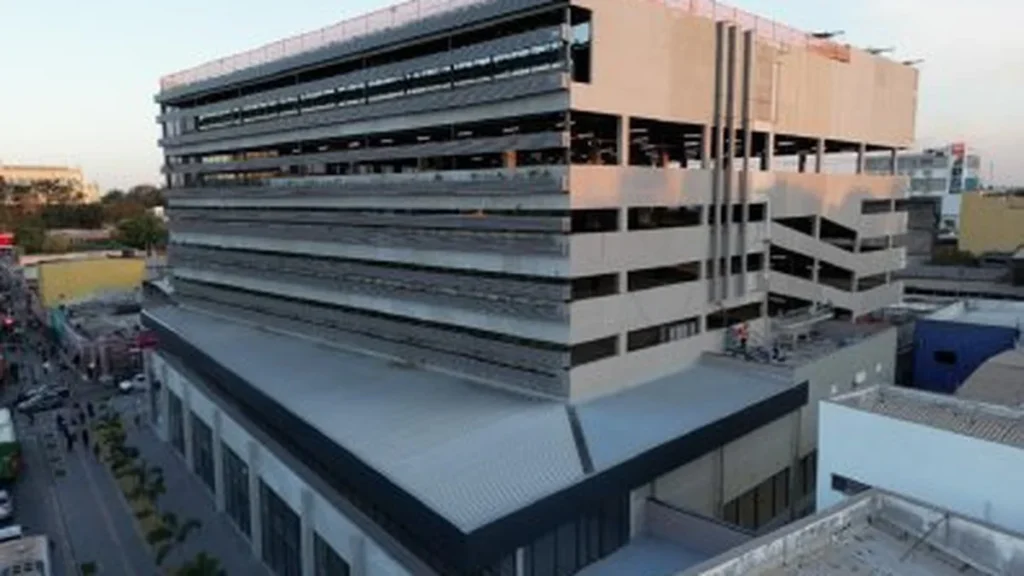 Mercado Municipal de Cuiabá ganha rooftop com vista panorâmica e modernização