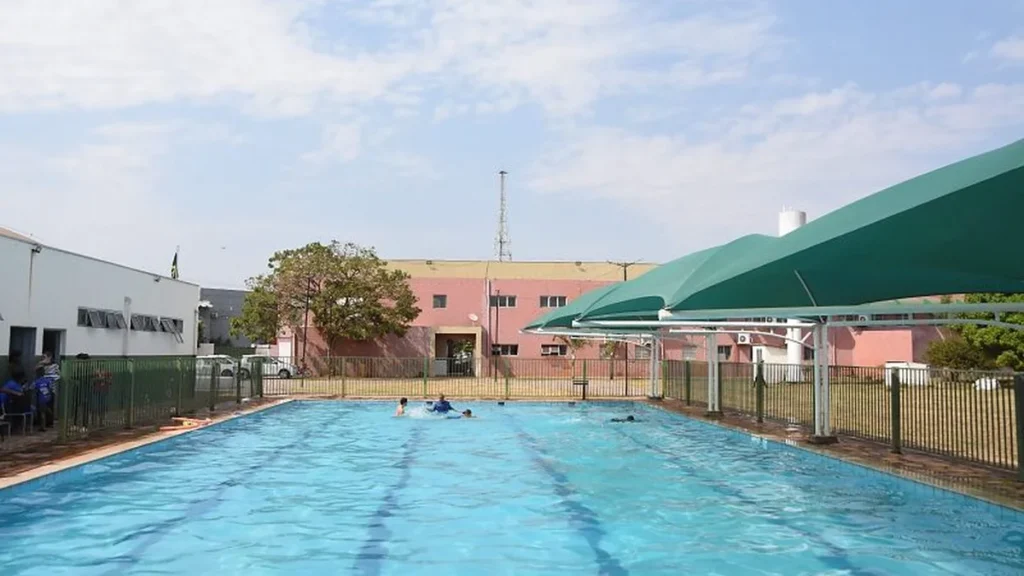 Piscina de escola em Cuiabá amplia acesso ao esporte para crianças com deficiência