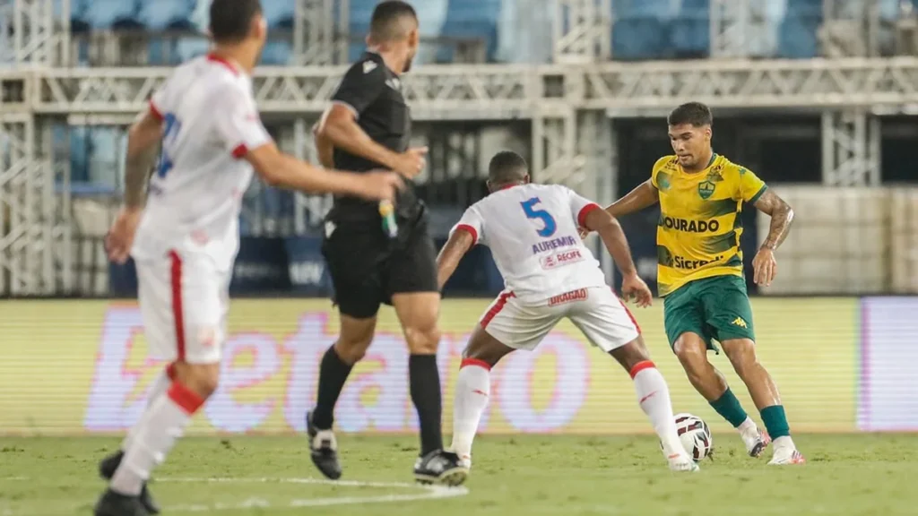 Cuiabá domina Náutico e vence por 3 a 0 na Arena Pantanal com atuação decisiva de Kauan Cristtyan Cuiabá domina Náutico e vence por 3 a 0 na Arena Pantanal com atuação decisiva de Kauan Cristtyan
