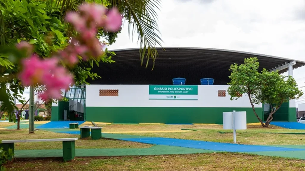 Cuiabá revitaliza 35 espaços esportivos e mantém obras em 10 locais da cidade Cuiabá revitaliza 35 espaços esportivos e mantém obras em 10 locais da cidade