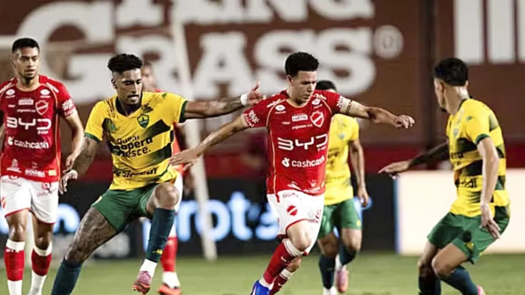 Cuiabá garante empate contra o Vila Nova em casa cheia e afasta liderança da Série B Cuiabá garante empate contra o Vila Nova em casa cheia e afasta liderança da Série B