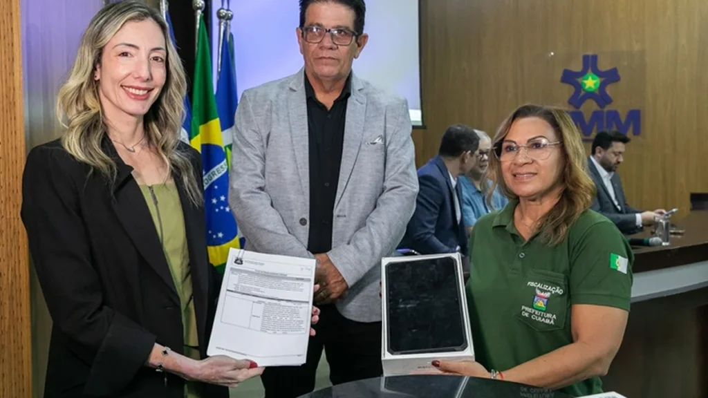 Prefeitura de Cuiabá moderniza fiscalização com entrega de 40 tablets para agentes