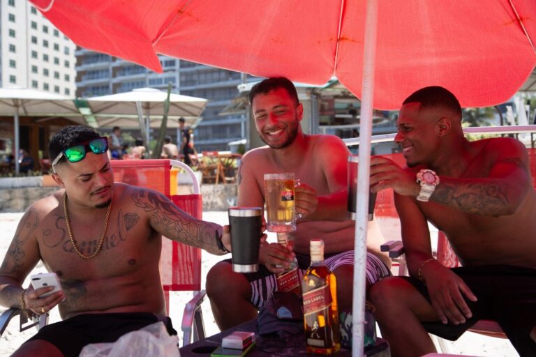 Intoxicação por Metanol: Praia, Samba e Futebol Sob Ameaça das Bebidas Adulteradas Imagem do artigo