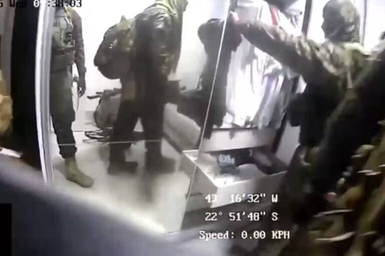 Policiais do Bope Flagados em Furto Durante Operação no Alemão: Imagens Reveladoras Imagem do artigo