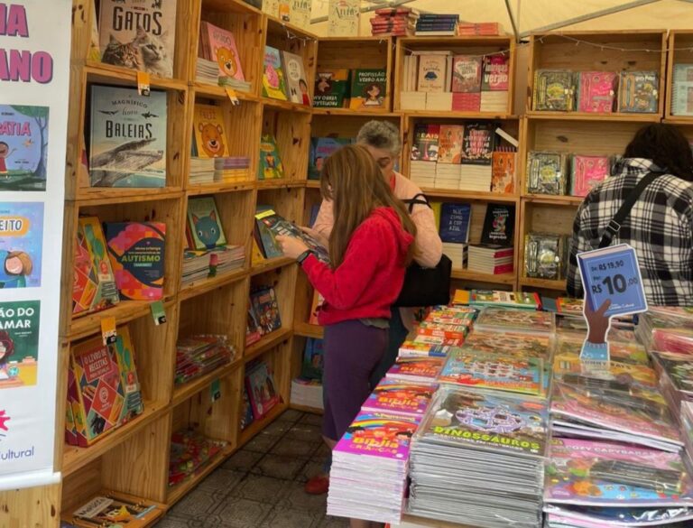1ª Bienal Regional do Livro de Bragança Paulista: Sucesso Absoluto com Mais de 10 Mil Visitantes e Vendas Recordes 1ª Bienal Regional do Livro de Bragança Paulista: Sucesso Absoluto com Mais de 10 Mil Visitantes e V
