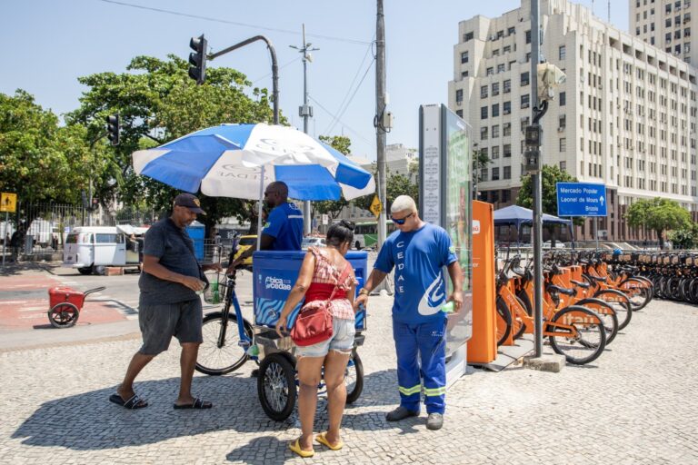 Calor intenso leva a aumento de atendimentos nas unidades de saúde do Rio: 3.384 casos em cinco dias Calor intenso leva a aumento de atendimentos nas unidades de saúde do Rio: 3.384 casos em cinco dias