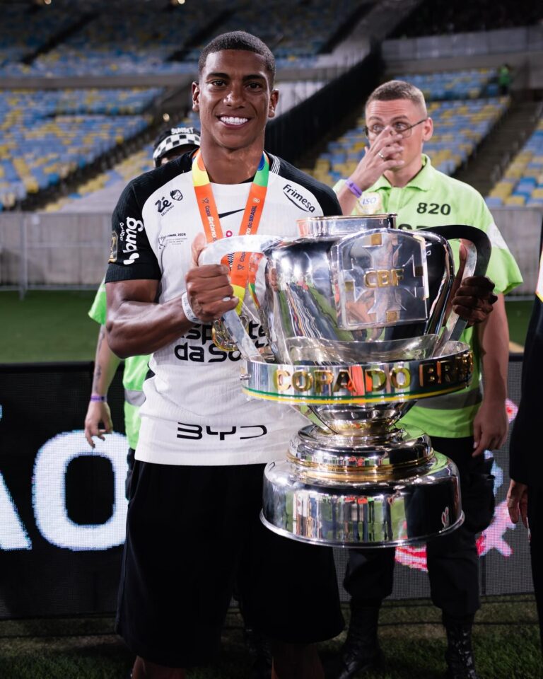 Lateral do Corinthians Viaja de Ônibus ao Rio e Pede Ingressos para a Final Lateral do Corinthians Viaja de Ônibus ao Rio e Pede Ingressos para a Final