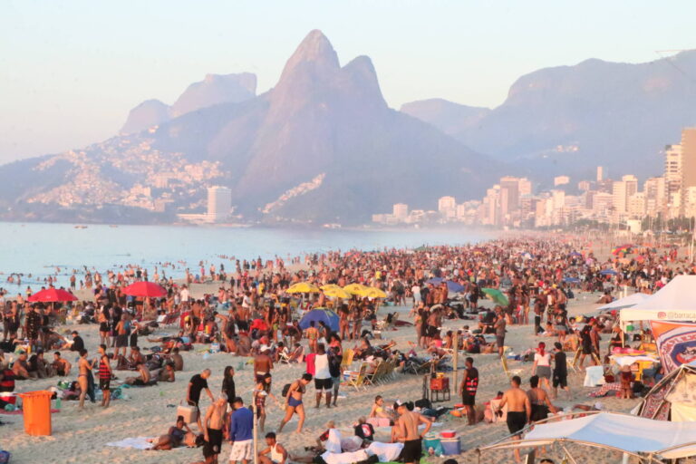 Praias do Rio Registram Lotações em Dia de Calor Intenso: Prefeitura Faz Apelo por Limpeza