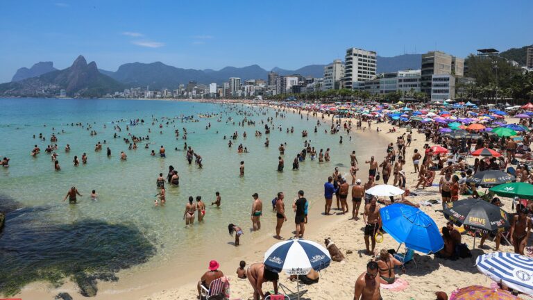 Praias Lotadas: Sinal de Uma Economia em Alta ou Apenas Uma Ilusão?