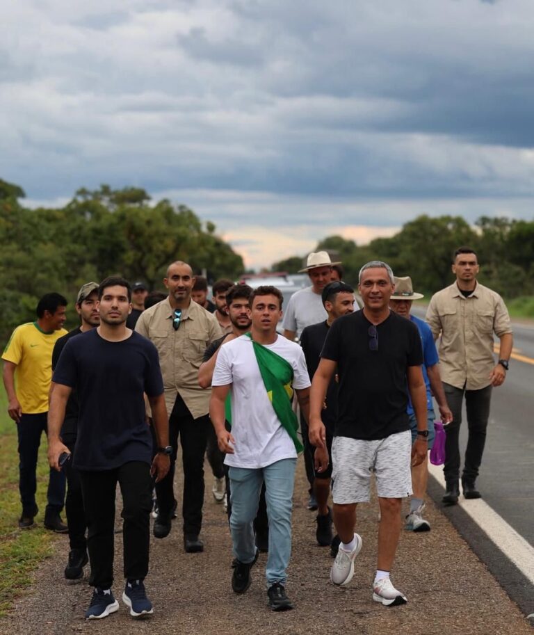Caminhada de Nikolas até Brasília gera polêmica e riscos apontados pela PRF Caminhada de Nikolas até Brasília gera polêmica e riscos apontados pela PRF