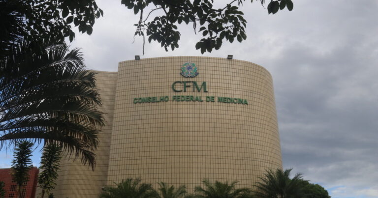 Conflito entre CFM e Moraes Agita Redes Sociais e Aumenta Polarização Política