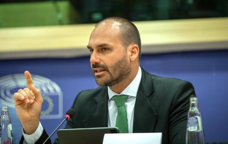 Eduardo Bolsonaro: Entenda o Salário e as Implicações de seu Cargo na PF Eduardo Bolsonaro: Entenda o Salário e as Implicações de seu Cargo na PF