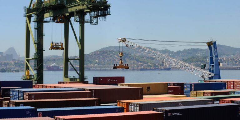 Governo Brasileiro Prevê Superávit Comercial de Até US$ 90 Bilhões em 2026 Governo Brasileiro Prevê Superávit Comercial de Até US$ 90 Bilhões em 2026