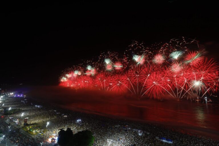 João Gomes e Iza Encantam Multidão em Copacabana na Virada do Ano João Gomes e Iza Encantam Multidão em Copacabana na Virada do Ano