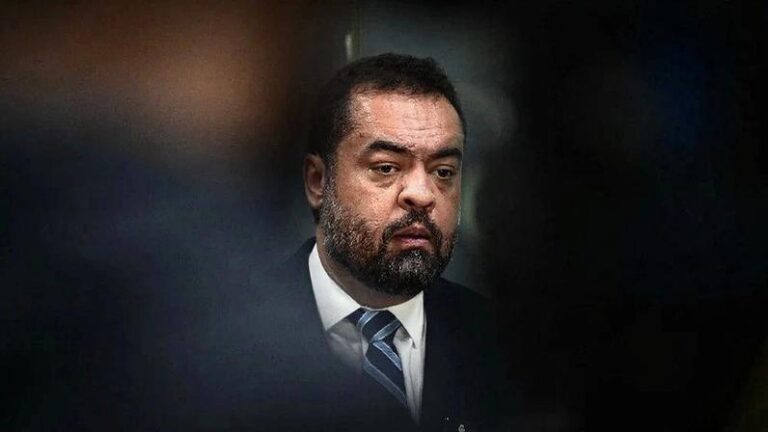 Moraes dá 10 dias a Castro para se explicar sobre premiação a policiais Moraes dá 10 dias a Castro para se explicar sobre premiação a policiais