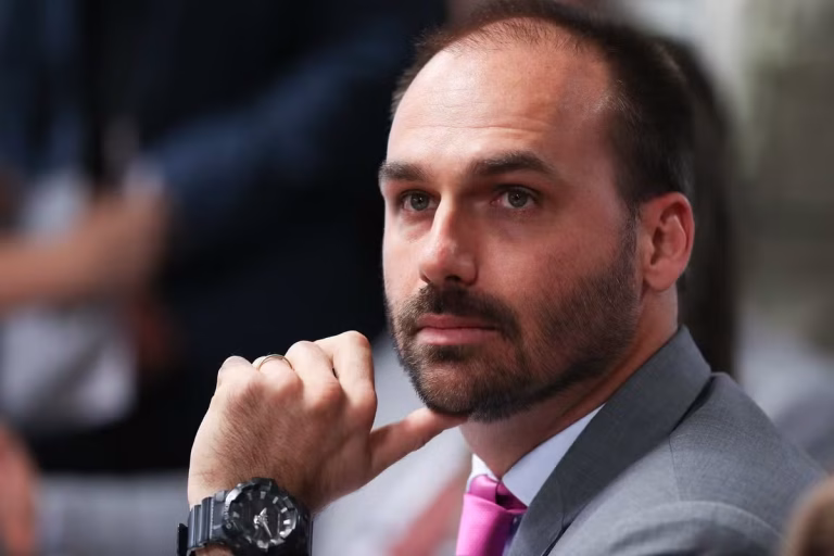 Retorno de Eduardo Bolsonaro à Polícia Federal é Determinado pela PF