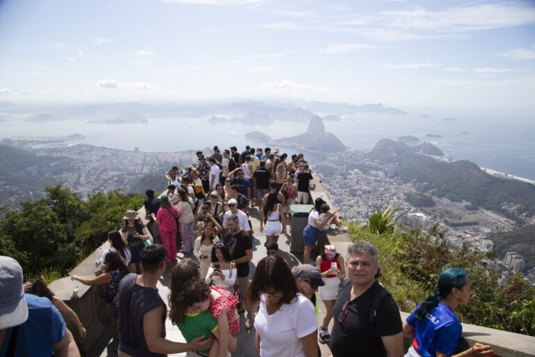 Turismo no Brasil deve movimentar R$ 218,8 bilhões na alta temporada, o maior índice desde 2013 Turismo no Brasil deve movimentar R$ 218,8 bilhões na alta temporada, o maior índice desde 2013