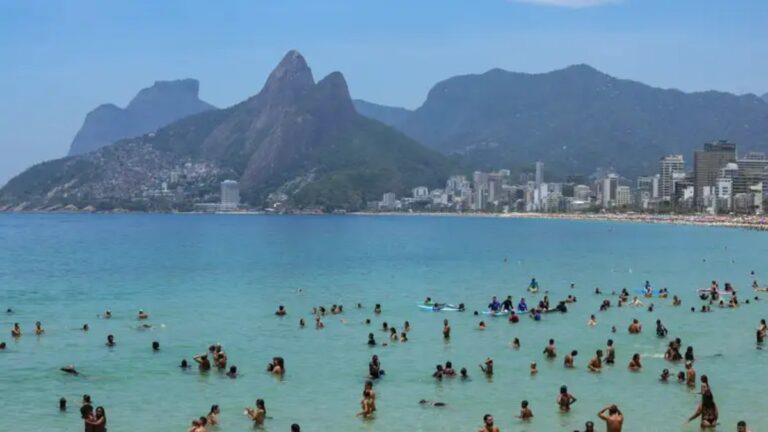 Verão Carioca Promete Receber 5,7 Milhões de Turistas e Gerar R$ 12 Bilhões Verão Carioca Promete Receber 5,7 Milhões de Turistas e Gerar R$ 12 Bilhões