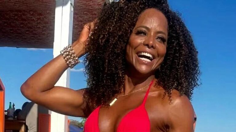 Adriana Bombom: Bronzeamento em Dia Para Desfile da Grande Rio Adriana Bombom: Bronzeamento em Dia Para Desfile da Grande Rio